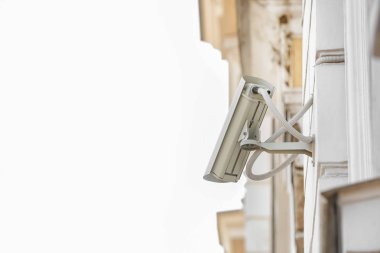 Açık havada binanın duvarına yüklü Modern Cctv kamera