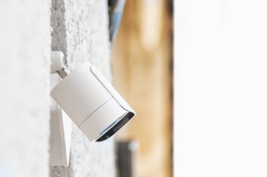 Açık havada binanın duvarına yüklü Modern Cctv kamera