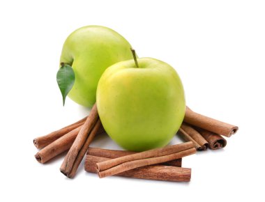 Beyaz arka planda taze elma ve tarçın çubukları