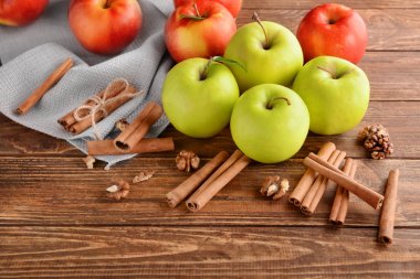 Taze elma ve tarçın ahşap arka plan üzerinde