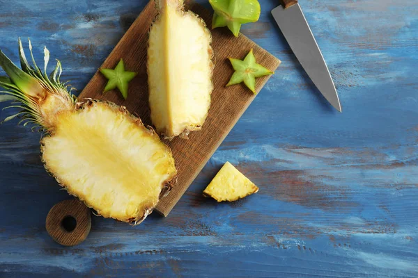 Piña fresca madura sobre mesa de madera — Foto de Stock