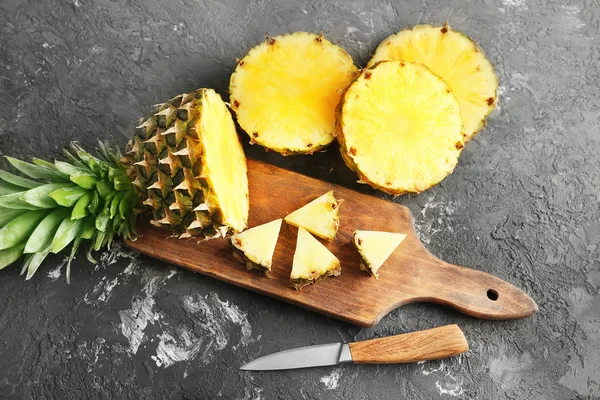 Composition with ripe fresh pineapple on table — Stock Photo, Image