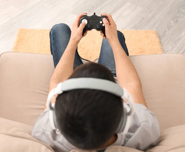 Νεαρός που παίζει βιντεοπαιχνίδια στο σπίτι — Φωτογραφία Αρχείου