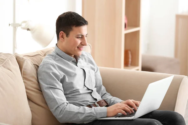 Jovem trabalhando com laptop em casa — Fotografia de Stock