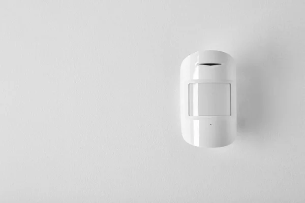 Sensor de movimento moderno na parede dentro de casa — Fotografia de Stock