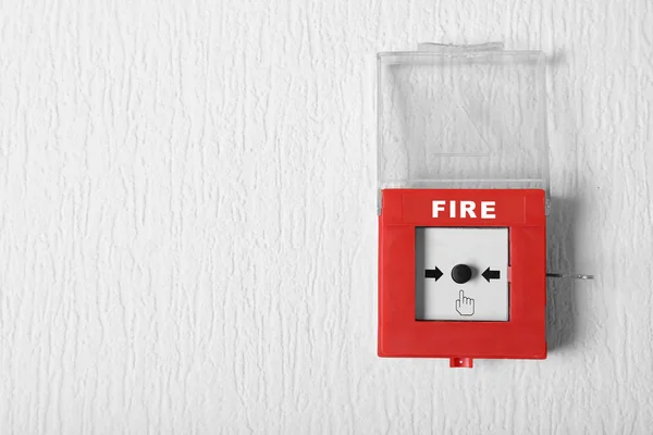 Moderne Brandrufzentrale an der Wand im Innenraum — Stockfoto