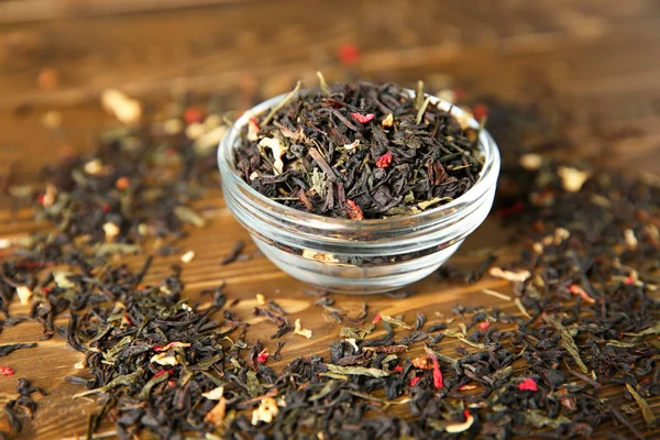 Torra te och glas skål på trä bakgrund, närbild — Stockfoto