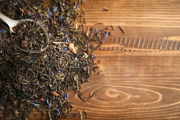 Ξηρό τσάι και κουτάλι σε ξύλινα φόντο, το top view — Φωτογραφία Αρχείου