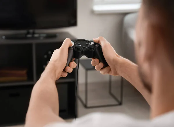 Man playing video game at home — Stock Photo, Image