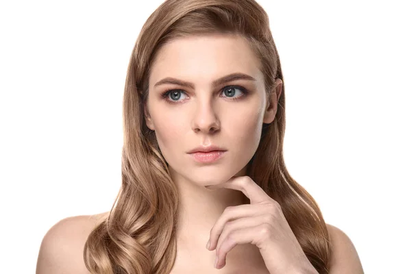 Porträt einer jungen Frau mit schönem Make-up auf weißem Hintergrund. professionelle Kosmetik — Stockfoto