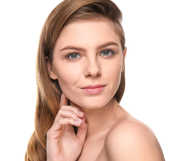 Retrato de mujer joven con hermoso maquillaje sobre fondo blanco. Cosmética profesional —  Fotos de Stock