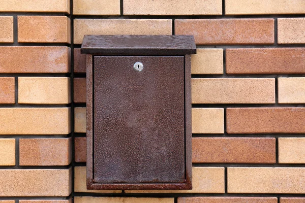 建物の屋外の壁に茶色のメールボックス — ストック写真
