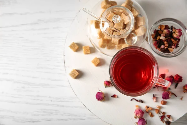 Composição com chá de hibisco saboroso na mesa — Fotografia de Stock