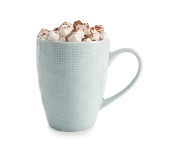 Taça de deliciosa bebida de cacau com marshmallows no fundo branco — Fotografia de Stock