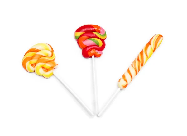 Lollipops coloridos saborosos no fundo branco — Fotografia de Stock