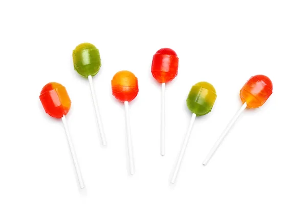 Lollipops coloridos saborosos no fundo branco — Fotografia de Stock