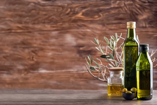 Cristalería con aceite de oliva sobre fondo de madera — Foto de Stock