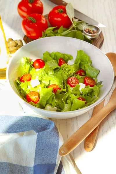 Tigela com salada de legumes frescos na mesa — Fotografia de Stock
