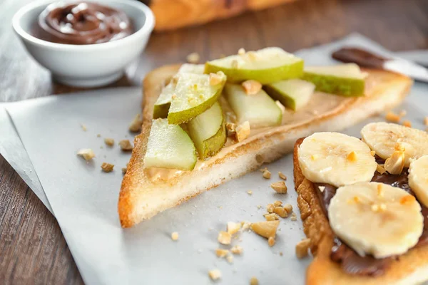 Chutné sladké toasty s ovocem na dřevěný stůl — Stock fotografie