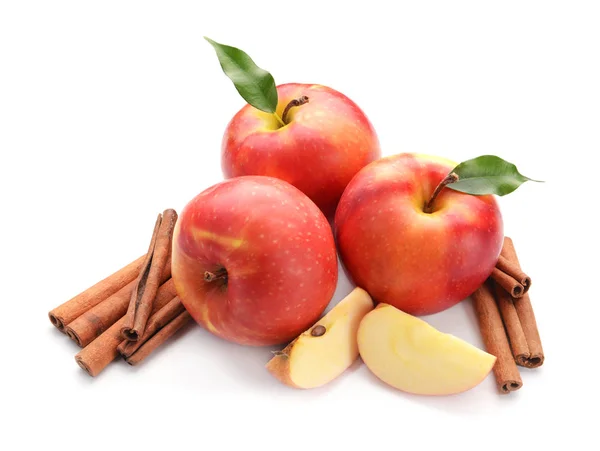 Fresh apples and cinnamon sticks on white background — Stock Photo, Image