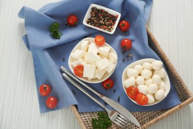 Kase mozzarella topları ve işlenmiş Peynirli Tepsi