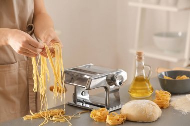 Makarna masa hazırlama kadın