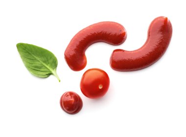 beyaz zemin üzerine lezzetli domates sosu