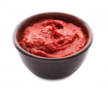 Beyaz zemin üzerine lezzetli domates soslu kase