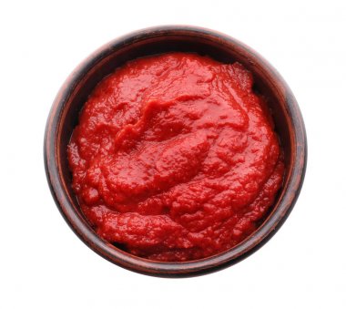 Beyaz zemin üzerine lezzetli domates soslu kase