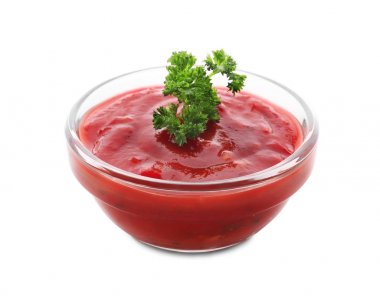 Beyaz zemin üzerine lezzetli domates soslu kase