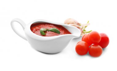 Beyaz zemin üzerine lezzetli domates soslu et suyu tekne