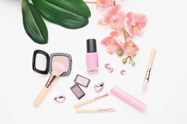 Dekoratif kozmetik ve makyaj fırçaları beyaz arka plan üzerinde kompozisyonu