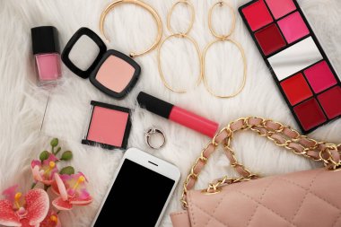 Dekoratif kozmetik ve Aksesuar kabarık arka plan üzerinde kompozisyonu