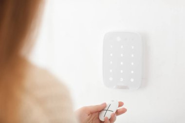 Genç kadın kapalı güvenlik sistemiyle