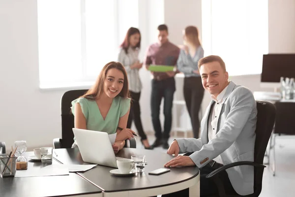 Jongeren met zakelijke bijeenkomst in kantoor — Stockfoto