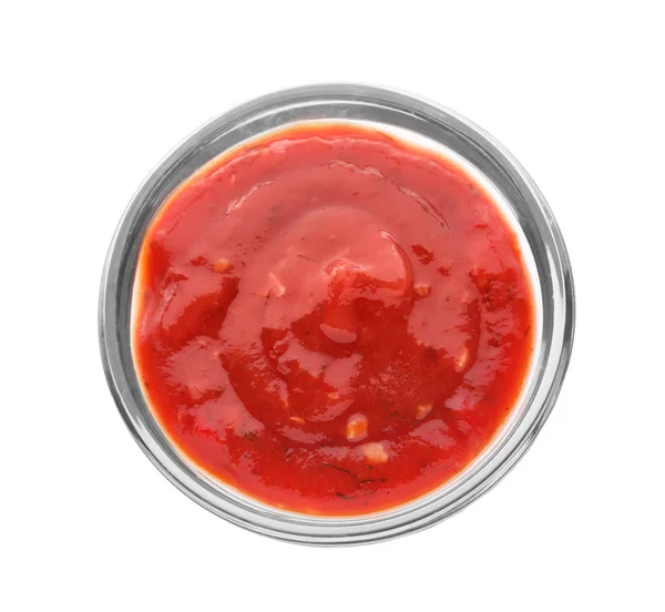 Cuenco con deliciosa salsa de tomate sobre fondo blanco — Foto de Stock