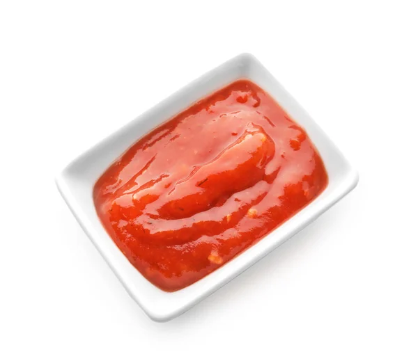 Bol avec délicieuse sauce tomate sur fond blanc — Photo