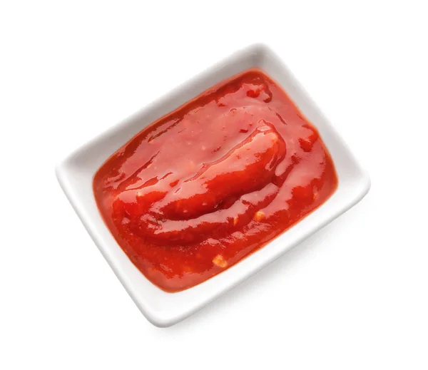 Cuenco con deliciosa salsa de tomate sobre fondo blanco — Foto de Stock