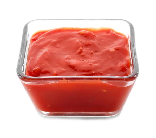 Cuenco con deliciosa salsa de tomate sobre fondo blanco — Foto de Stock