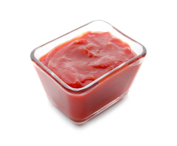 Skål med läcker tomatsås på vit bakgrund — Stockfoto