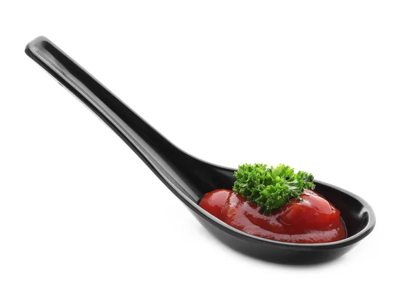 Colher com molho de tomate delicioso no fundo branco — Fotografia de Stock