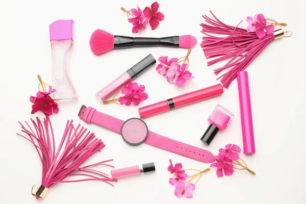 Sammansättning med rosa kosmetika och tillbehör på vit bakgrund — Stockfoto