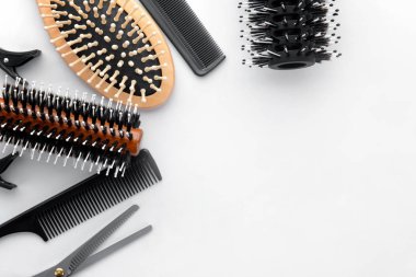 Profesyonel kuaför beyaz zemin üzerine, üstten görünüm ayarlandı