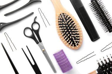 Profesyonel kuaför beyaz zemin üzerine, üstten görünüm ayarlandı