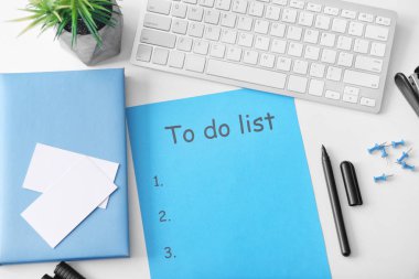 Beyaz arka plan boş yapılacaklar listesi ile kompozisyon