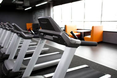 Spor salonunda modern koşu bandı