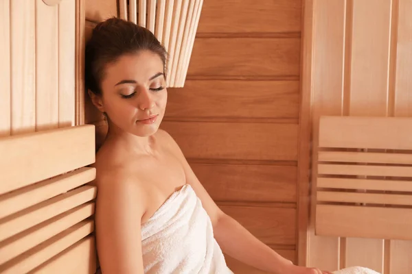 Mujer joven Relajándose en Sauna — Foto de Stock