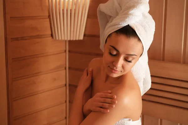 Giovane donna rilassante in sauna — Foto Stock