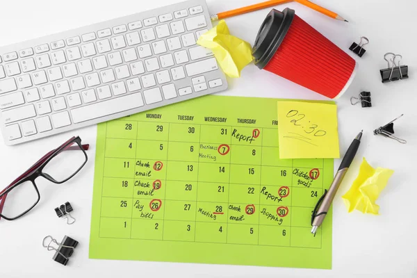 Composition du calendrier avec liste de tâches et clavier d'ordinateur sur fond blanc — Photo