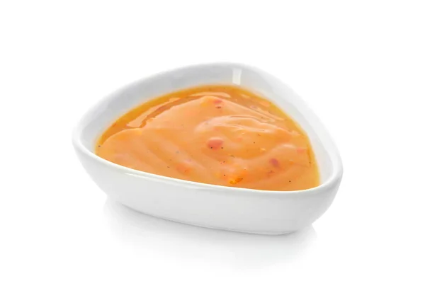 Ciotola con gustosa salsa su sfondo bianco — Foto Stock